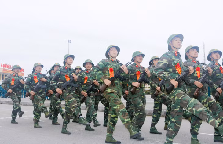 Duyệt đội ngũ.