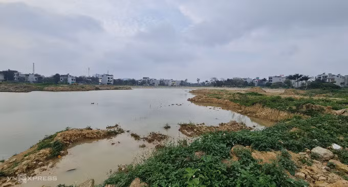 Hồ nước nơi bé trai tử nạn chiều 27/3. Ảnh: Lê Hoàng