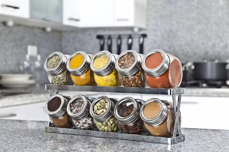 Lọ đựng gia vị dễ bị nhiễm vi khuẩn từ tay của chúng ta khi chế biến thực phẩm (Ảnh: Internet)