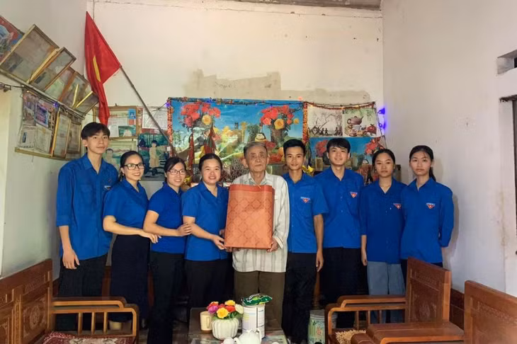 Tuổi trẻ huyện Ba Chẽ tổ chức thăm, tặng quà người có công, đối tượng chính sách trên địa bàn huyện.