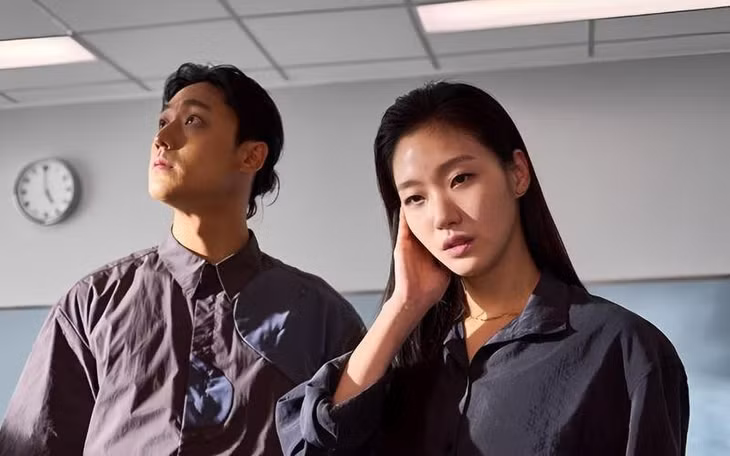 Tạo hình của Lee Do Hyun (trái) và Kim Go Eun (phải) trong vai hai pháp sư trừ tà.