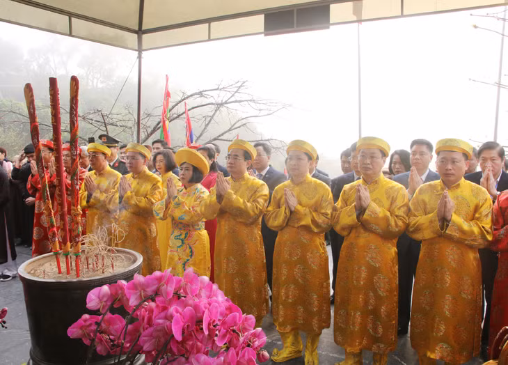 Lãnh đạo TP Cẩm Phả làm lễ dâng hương xin rước kiệu Đức Ông vi hành.