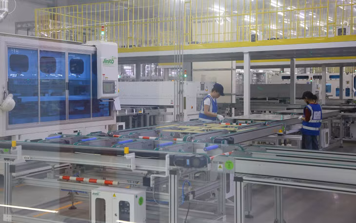 Dây chuyền hiện đại tại Công ty TNHH Công nghiệp Solar Việt Nam (KCN Sông Khoai, TX Quảng Yên) đang vận hành ổn định, hứa hẹn đem lại kết quả sản xuất kinh doanh tốt trong năm 2024, đóng góp vào sự phát triển của tỉnh.