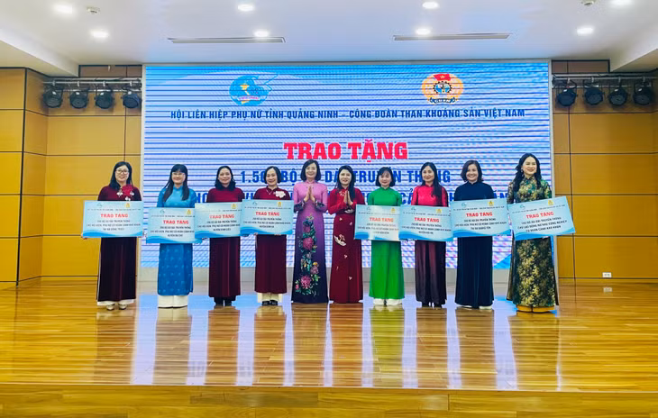 Lãnh đạo Hội LHPN tỉnh trao tặng 1.500 bộ áo dài cho đại diện các Hội LHPN huyện, thị xã, thành phố.