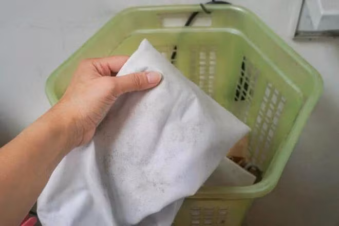 Quần áo bị nấm mốc là nguy cơ gây các bệnh về da. (Ảnh: iStock)