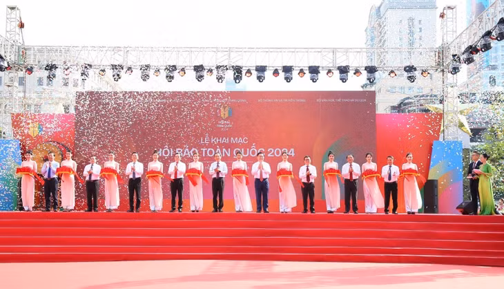 Các đại biểu thực hiện nghi thức cắt băng Khai mạc Hội báo toàn quốc năm 2024