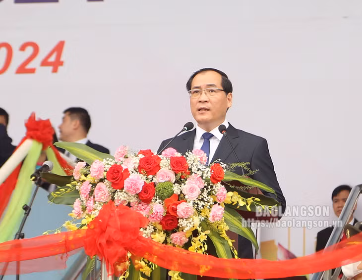 Đồng chí Dương Xuân Huyên, Phó Chủ tịch Thường trực UBND tỉnh, Trưởng Ban Chỉ đạo Hội khoẻ Phù Đổng tỉnh phát biểu khai mạc