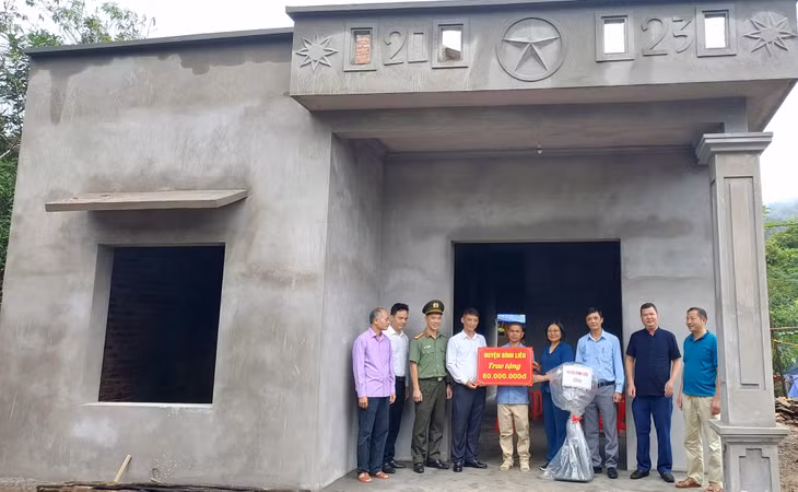Lãnh đạo huyện Bình Liêu bàn giao kinh phí hỗ trợ xây nhà mới cho gia đình ông Nình Văn Dảu (thôn Nà Luông, xã Vô Ngại).