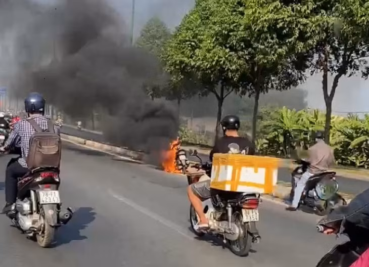 Ngọn lửa thiêu rụi xe máy trên đường Phạm Văn Đồng (Ảnh: Lam Giang).