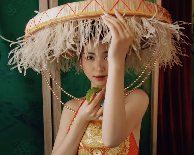 Ca sĩ Hòa Minzy trong album “Kén cá chọn canh”. (Ảnh do nhân vật cung cấp)