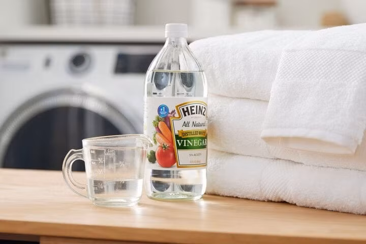 Giấm có tác dụng hòa tan các vết ố mờ một cách nhanh chóng, giúp ly thủy tinh sáng bóng như mới. (Ảnh: Better Homes &amp; Gardens)