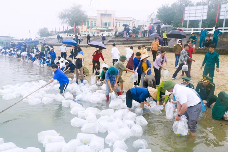 Lãnh đạo, nhân dân TP Móng Cái tham gia thả 105.000 con giống thủy sản xuống biển.