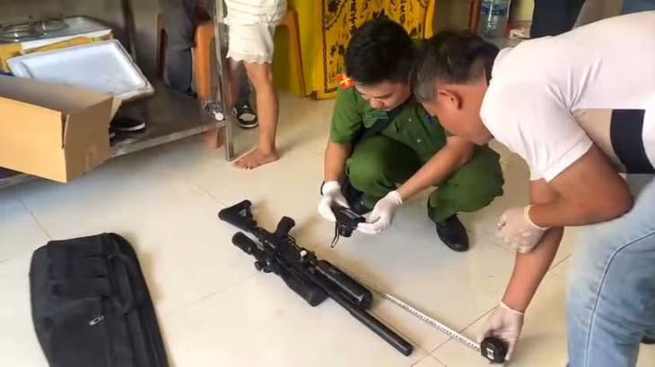 Công an thu giữ 2 khẩu súng Khải dùng đi giải quyết mâu thuẫn.