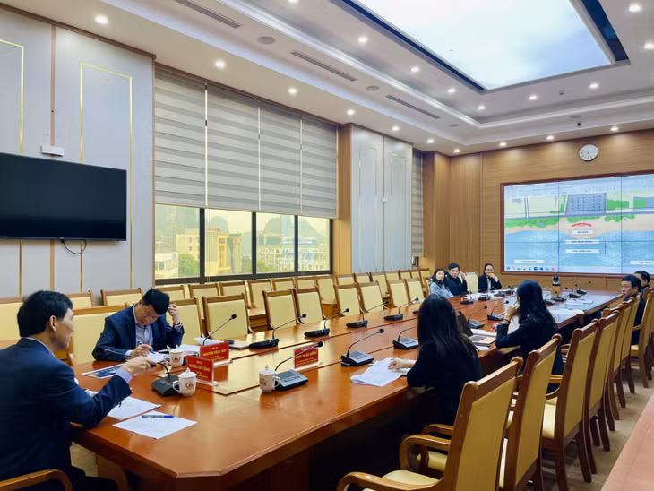 Đồng chí Nguyễn Tiến Dũng, Chủ tịch UBND TP Hạ Long cho ý kiến về việc thiết kế, bố trí khu vực sân khấu.