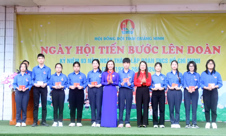 20 đoàn viên liên đội THCS TRới (TP Hạ Long) được kết nạp Đoàn tại Ngày hội