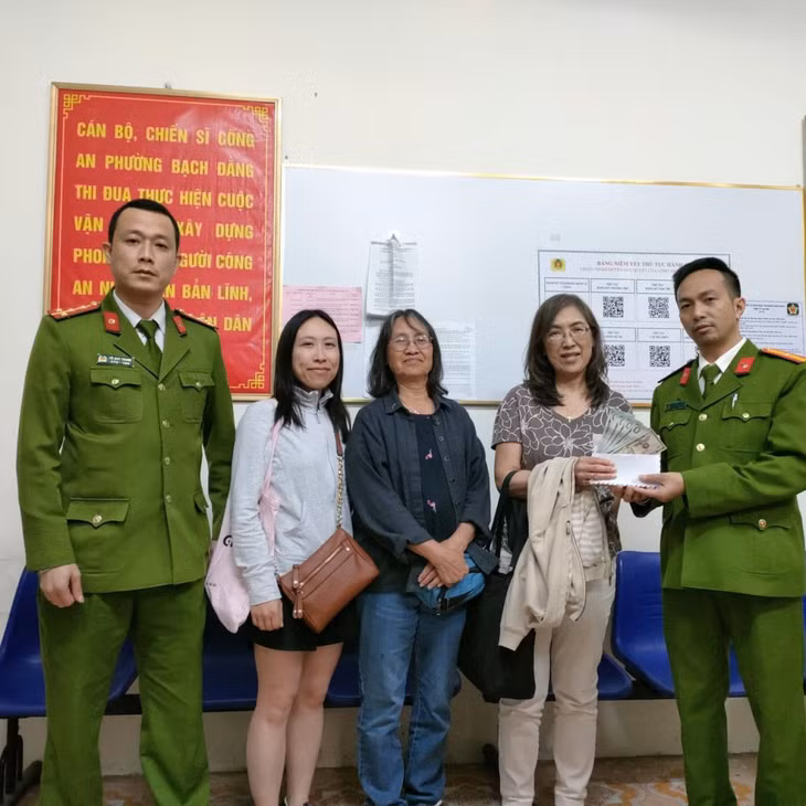Nhóm du khách quốc tịch Mỹ vui mừng khi được nhận lại tài sản của mình. Ảnh do Công an phường Bạch Đằng cung cấp