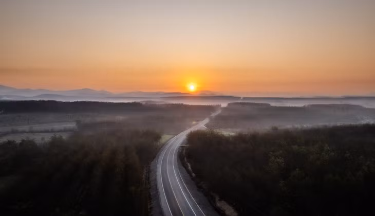 Huyện Đắk Hà cách trung tâm thành phố Kon Tum khoảng 20km về phía Bắc. Trong ảnh là con đường dẫn đến Đăk Hà khi nhìn từ trên cao. Ảnh: Đô Đô