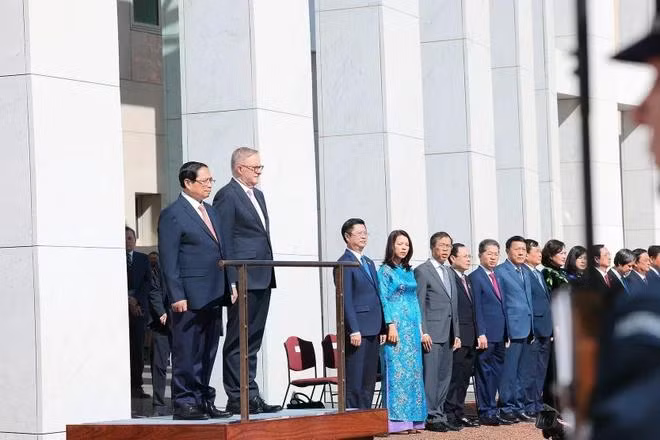 Thủ tướng Phạm Minh Chính và Thủ tướng Australia Anthony Albanese nghe quân nhạc cử quốc thiều hai nước. (Ảnh: Dương Giang/TTXVN)