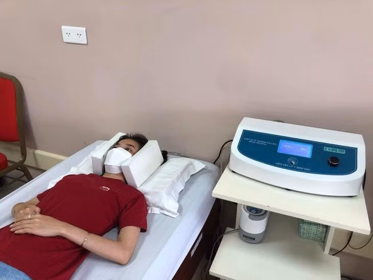 Ứng dụng vật lý trị liệu để điều trị bệnh nhân mất ngủ tại Bệnh viện trung ương Quân đội 108. Ảnh: BVCC.