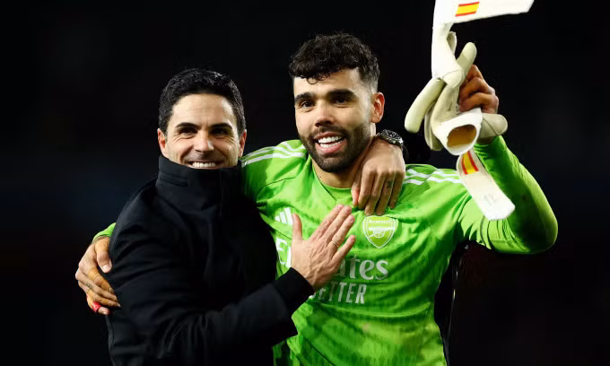 HLV Mikel Arteta chia vui cùng Raya sau trận đấu. Ảnh: Reuters