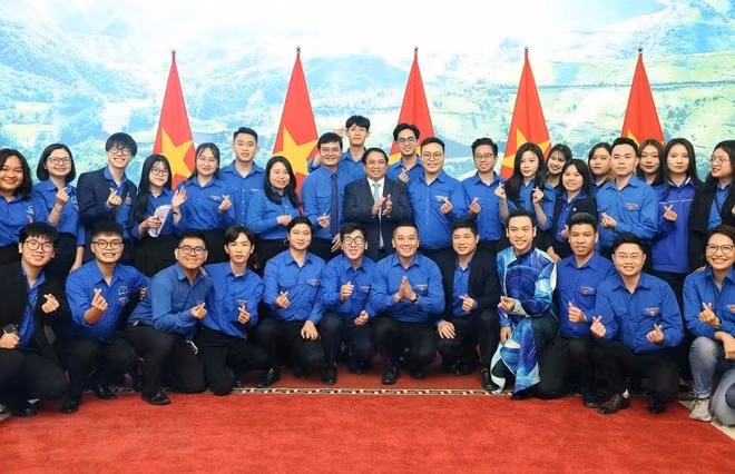 Thủ tướng Phạm Minh Chính với các đại biểu thanh niên tham dự gặp mặt và đối thoại. (Ảnh: Dương Giang/TTXVN)