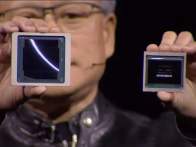 CEO Nvidia Jensen Huang cầm trên tay chip B200 (trái) và H100. Ảnh: Nvidia