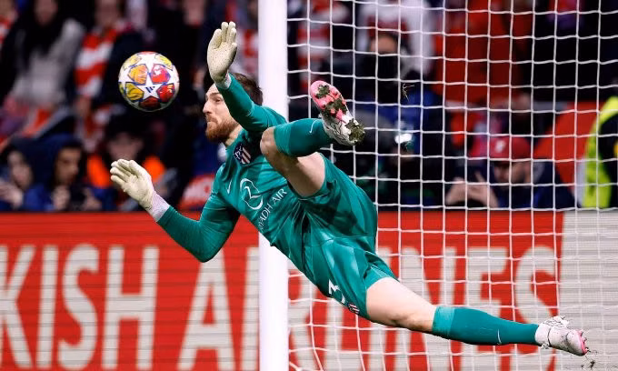 Tình huống Oblak đẩy cú sút luân lưu của Davy Klassen. Ảnh: Reuters
