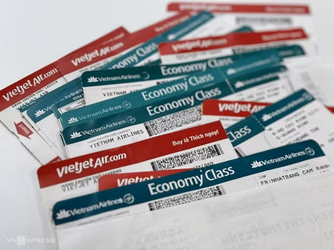Vé máy bay hạng phổ thông của Vietnam Airlines và Vietjet - hai hãng hàng không chiếm thị phần lớn nhất trên thị trường nội địa. Ảnh: Anh Tú