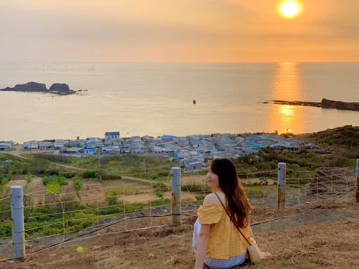 Ngoài ra, khi đến đảo Phú Quý, du khách có thể tham quan gành Hang, dốc Phượt, cánh đồng điện gió Phú Quý, bãi Nhỏ, làng chài Tam Thanh, vịnh Triều Dương, bờ kè Bãi Lăng hay hải đăng Phú Quý. Ảnh: Phương Linh
