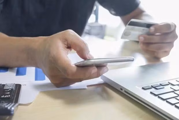 Thương mại điện tử được mở rộng và trở thành phương thức mua bán phổ biến của người dân. (Ảnh: Vietnam+)