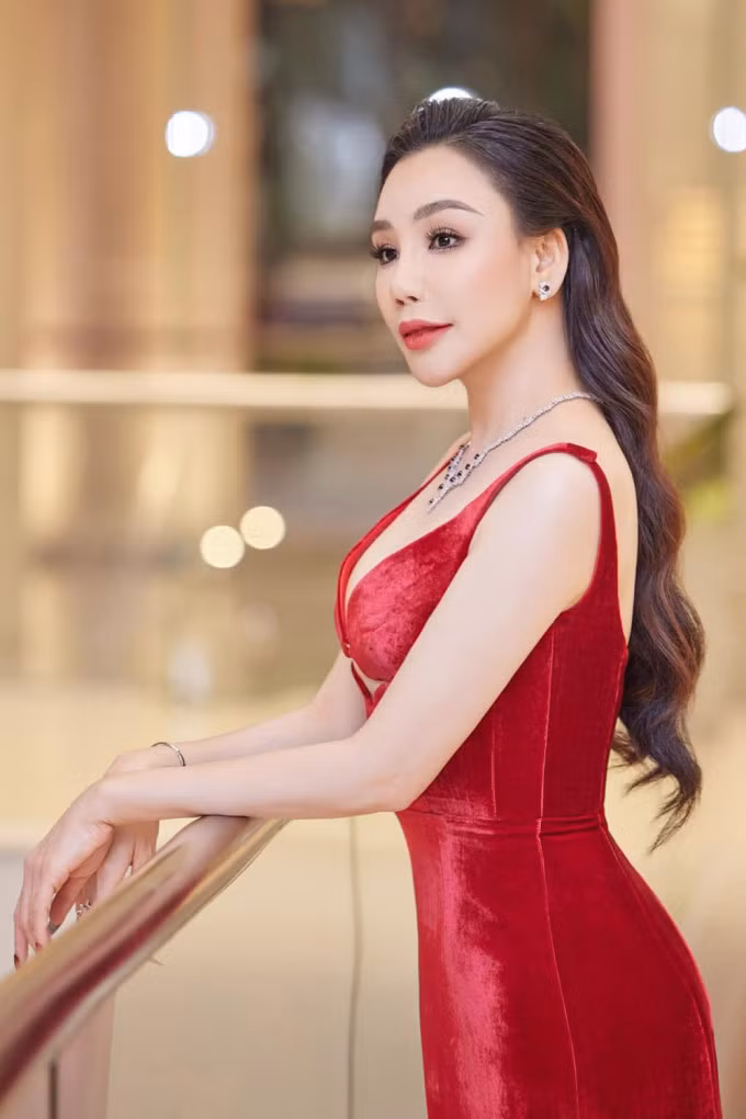 Hồ Quỳnh Hương trong đêm nhạc Thanh Tùng, Trịnh Công Sơn, Nguyễn Ánh 9 đầu tháng 3. Cô hay chọn các bộ đầm nhung, chất liệu ôm sát cơ thể để khoe nét đầy đặn, kết hợp cùng các phụ kiện đá quý.