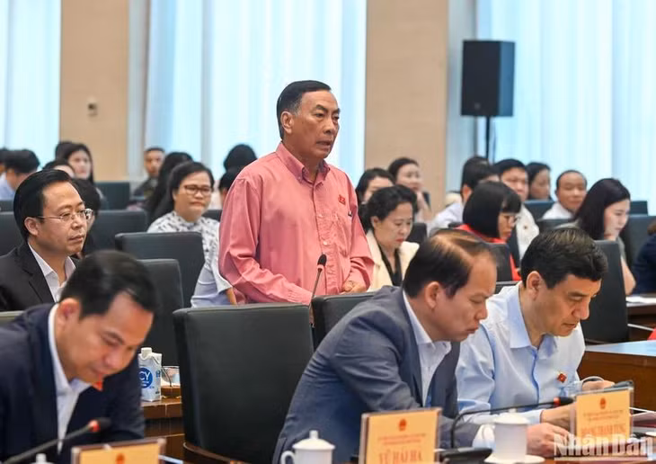 Đại biểu Phạm Văn Hòa (đoàn Đồng Tháp) tham gia ý kiến trong phiên thảo luận sáng 27/3. (Ảnh: DUY LINH)