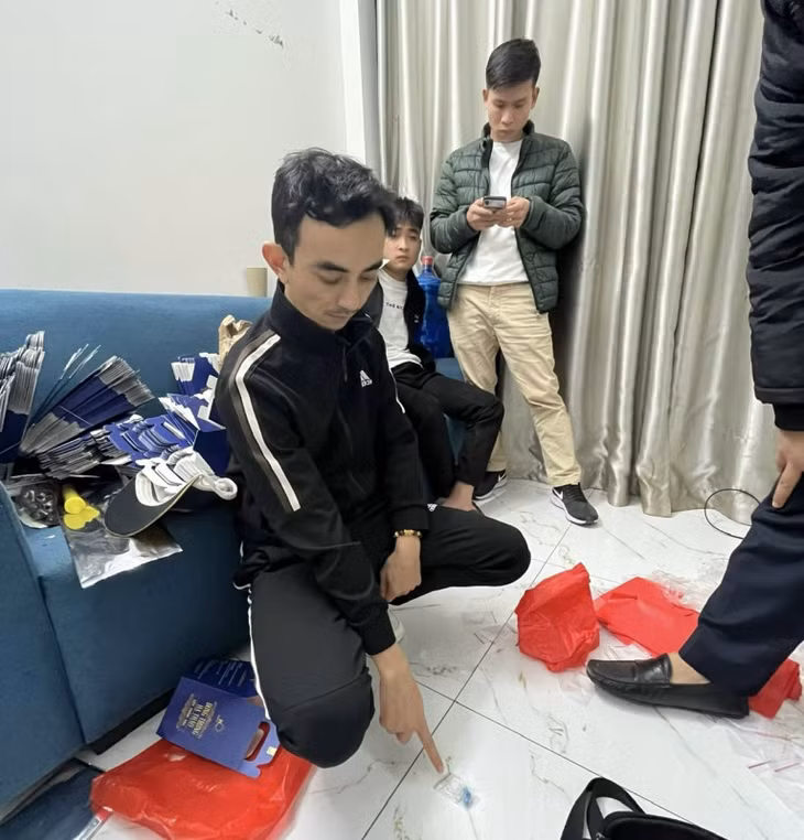 Đối tượng Trần Tiến Duy bị bắt cùng tang vật.