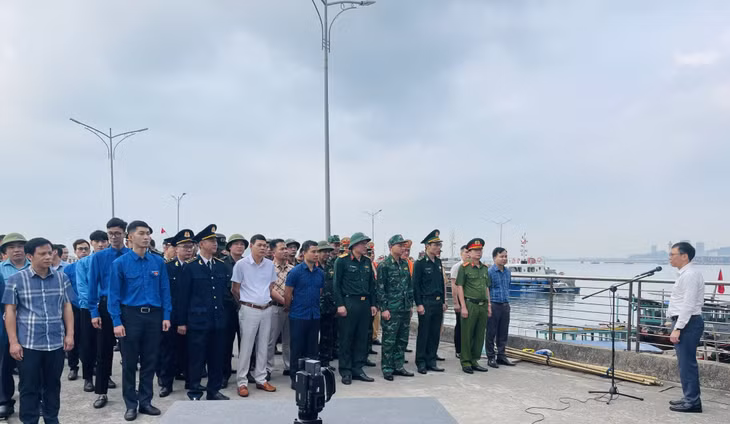 Các lực lượng chức năng TP Hạ Long ra quân dọn vệ sinh môi trường biển.