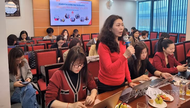Đại diện các phóng viên trao đổi với Ban Tổ chức về nội dung chương trình.