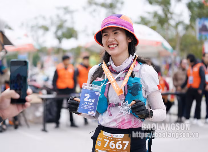 VĐV Bế Thị Thanh Nhàn (Hà Nội) mừng rỡ khi về thứ hai cự li Ultra 70km nữ. Chị chia sẻ rằng khao khát chinh phục đỉnh núi Mẫu Sơn bằng chính đôi chân của mình đã thôi thúc chị tham gia giải. Chị từng đạt vô địch cự li 50km Giải Mù Cang Chải Ultra Trail, do đó, kết quả đạt được tại giải lần này là động lực để chị tự tin thử sức với những cự li dài hơn trong thời gian tới.