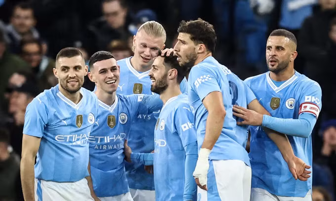 Tiền vệ Bernardo Silva (thứ tư từ trái sang) được đồng đội chia vui sau bàn thắng thứ hai vào lưới Newcastle trên sân Etihad, thành phố Manchester, Anh, tứ kết Cup FA ngày 16/3/2024. Ảnh: AFP