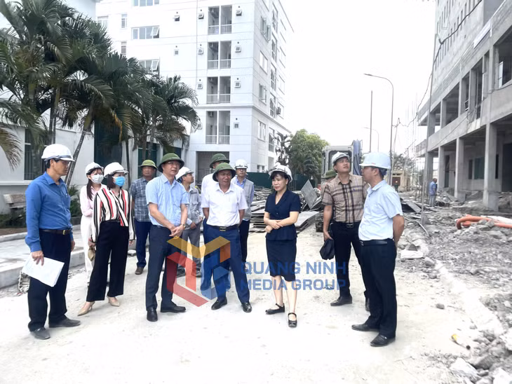 Đoàn giám sát tại công trình nâng cấp, mở rộng Bệnh viện Phổi Quảng Ninh.
