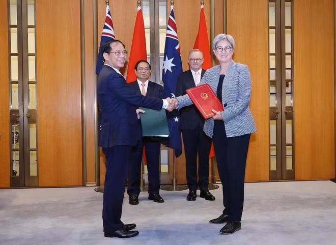 Thủ tướng Phạm Minh Chính và Thủ tướng Australia Anthony Albanese chứng kiến trao văn kiện hợp tác giữa Bộ Ngoại giao Việt Nam và Bộ Ngoại giao Australia. (Ảnh: Dương Giang/TTXVN)