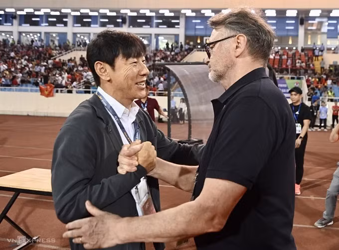 HLV Shin Tae-yong (trái) bắt tay HLV Troussier trước trận Việt Nam thua Indonesia 0-3 ở sân Mỹ Đình hôm 26/3. Ảnh: Lâm Thỏa