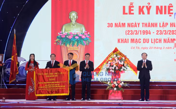 Thay mặt lãnh đạo tỉnh, đồng chí Nguyễn Xuân Ký, Ủy viên Trung ương Đảng, Bí thư Tỉnh ủy, Chủ tịch HĐND tỉnh tặng hoa chúc mừng Đảng bộ, chính quyền, quân và dân huyện Cô Tô nhân kỷ niệm 30 năm Ngày thành lập (3-2024). Ảnh: Thu Chung