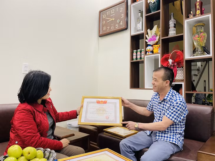 Anh Phạm Văn Nghĩa giới thiệu về những thành tích được Tập đoàn và công ty khen thưởng.