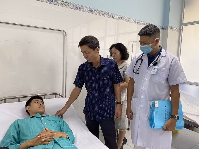 Phó chủ tịch UBND TP Nha Trang Nguyễn Văn Minh (mặc áo ca rô sẫm) thăm hỏi bệnh nhân bị ngộ độc điều trị tại Bệnh viện Đa khoa Yersin Nha Trang, ngày 16/3. Ảnh: Ly Ly