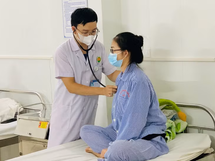 Bác sĩ CK1 Nguyễn Đức Đợi, Phó trưởng Khoa Hồi sức cấp cứu, Bệnh viện Phổi Quảng Ninh thăm khám cho bệnh nhân.