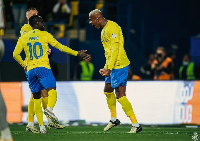 Talisca (phải) mừng hattrick cùng các đồng đội trên sân Awwal Park hôm 29/2. Ảnh: Aksam