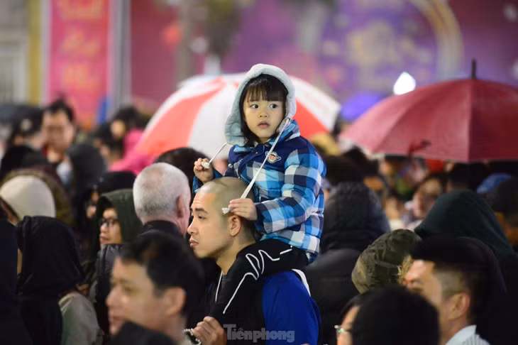 Nhiều phụ huynh dẫn theo con đi xem màn trình diễn đặc biệt.