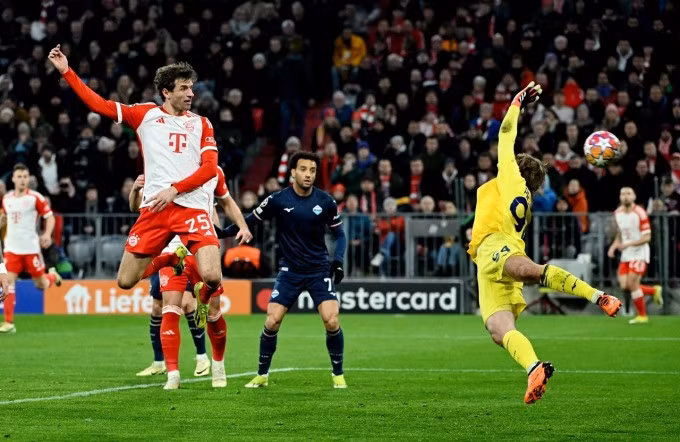 Muller (trái) đánh đầu nâng tỷ số lên 2-0 cho Bayern ở cuối hiệp một. Ảnh: Reuters