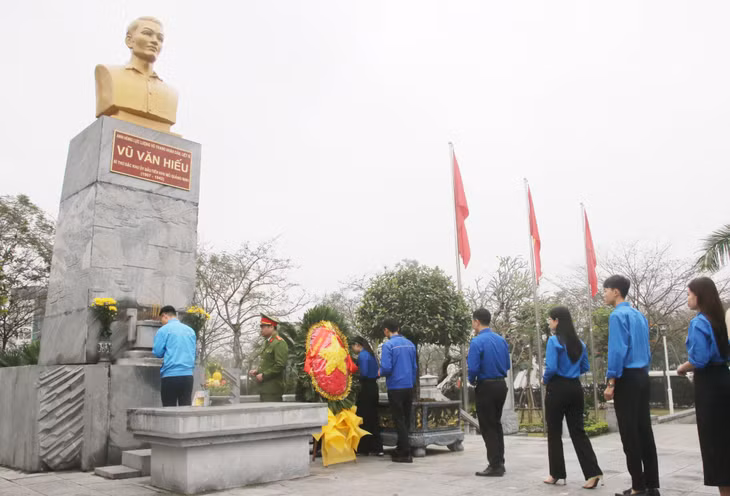 Các đại biểu và đoàn viên thanh niên dâng hương tại Tượng đài đồng chí Vũ Văn Hiếu, Bí thư Đặc khu ủy đầu tiên của Khu mỏ Quảng Ninh.