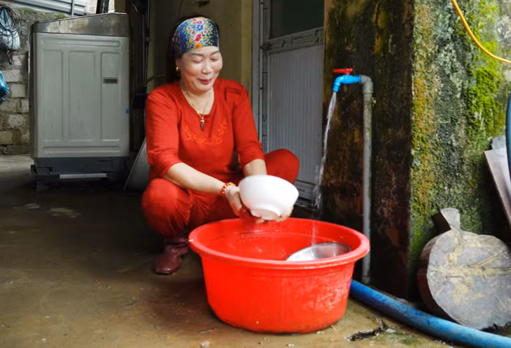 Bà Trương Thị Huê, xóm Đồng Chanh, xã Thống Nhất (TP Hạ Long) phấn khởi khi gia đình được sử dụng nước sạch sinh hoạt. Ảnh: Cao Quỳnh