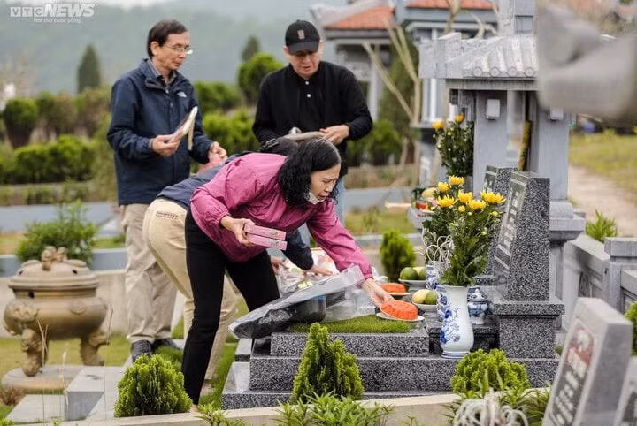 Với người Việt Nam, ngày Tết thanh minh gắn với nghi lễ tảo mộ. (Ảnh: Ngô Nhung)